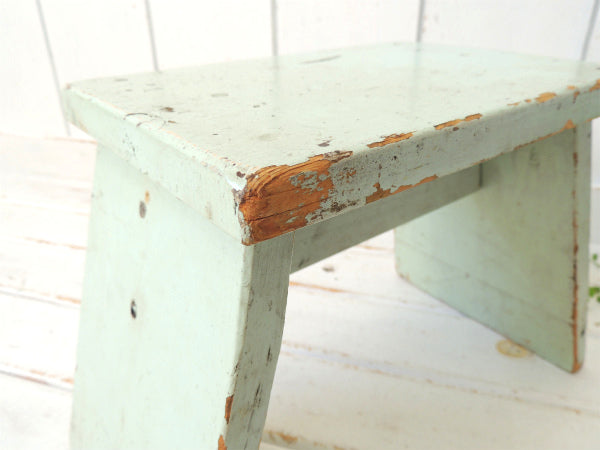 ミントグリーン色のペンキの剥げたシャビーな木製・アンティーク・スツール/踏み台/ローチェア