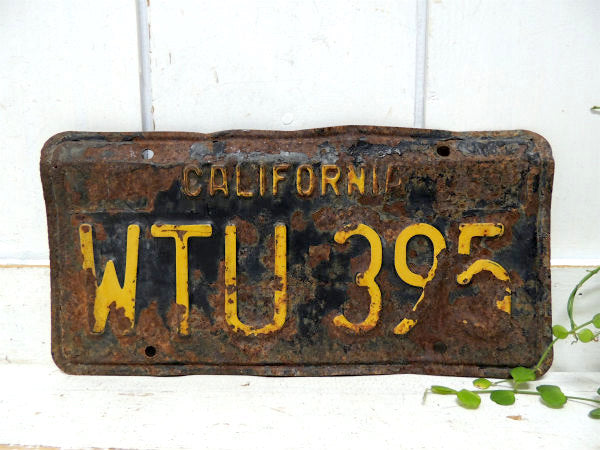 【カリフォルニア州・WTU395】1960s~・ヴィンテージ・ブラック×イエロー・ナンバープレート