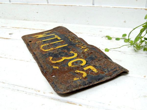 【カリフォルニア州・WTU395】1960s~・ヴィンテージ・ブラック×イエロー・ナンバープレート