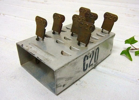 1952年・ナンバー入り・真鍮製・アンティーク・ランドリーピン7本&ホルダーセット　USA