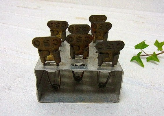 1952年・ナンバー入り・真鍮製・アンティーク・ランドリーピン7本&ホルダーセット　USA