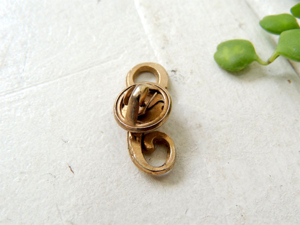 【S・英文字】アンティーク・ちいさなピンバッジ・ピンズ・シルバーゴールド色