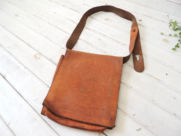 Poland ポーランド　レザー製　革　ヴィンテージ　ショルダーバッグ　メッセンジャーバッグ　カバン