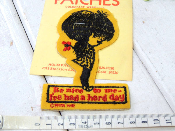 花束を持つ女の子今日は嫌なことがあったから、優しくしてね1970s〜ビンテージ 刺繍 ワッペン
