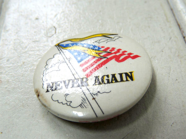 NEVER AGAIN・メッセージ アメリカンフラッグ・USA・星条旗・ヴィンテージ・缶バッジ