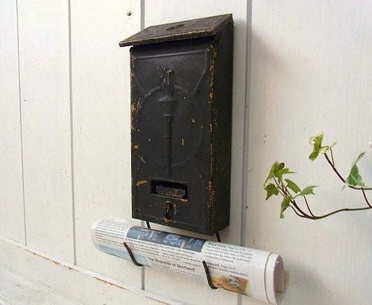 新聞受け付き・黒色のティン製・アンティーク・メールボックス/郵便受け/ポスト USA
