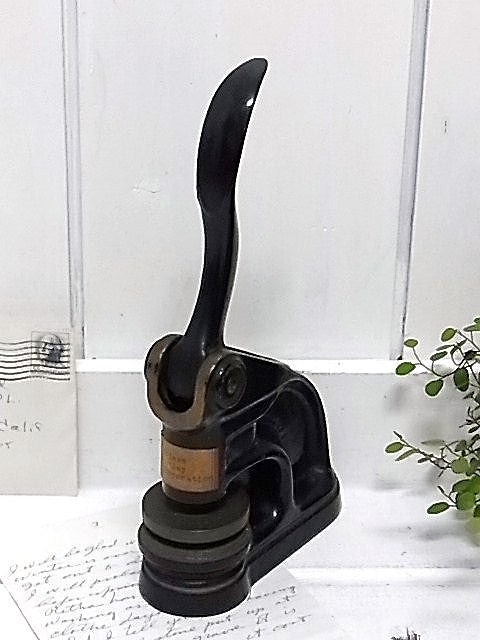 1929年の古いアイアン製・アンティーク・エンボススタンプ/カンパニーシール