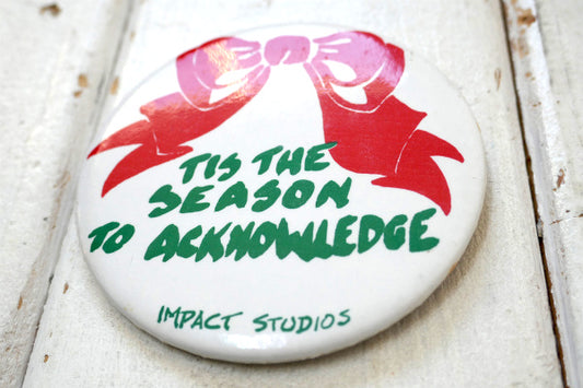 TIS THE SEASON TO ACKNOWLEDGE リボン アメリカンビンテージ 缶バッジ