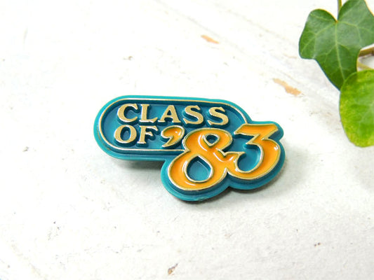 【CLASS OF '83】ヴィンテージ・バッジ・ブローチ・USA・1982