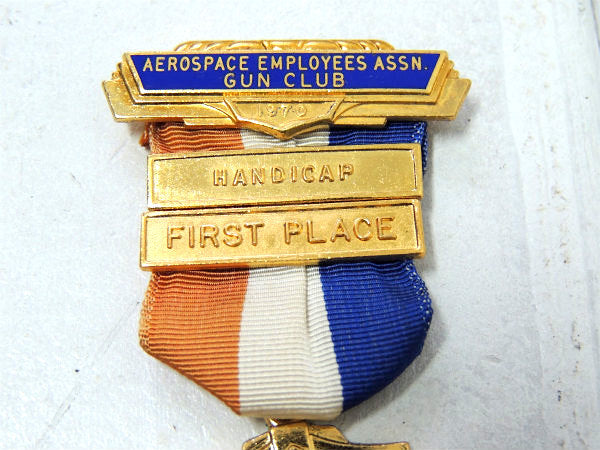 1970y 拳銃 GUN CLUB ピストル2丁&★モチーフ 勲章バッジ USA ビンテージ  ファッション アクセサリー