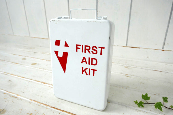 ファーストエイド FIRST AID KIT 白色・メタル・ヴィンテージ・救急箱 USA 店舗什器