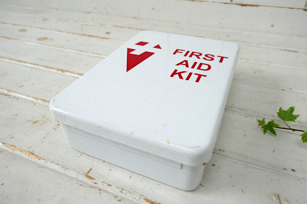 ファーストエイド FIRST AID KIT 白色・メタル・ヴィンテージ・救急箱 USA 店舗什器