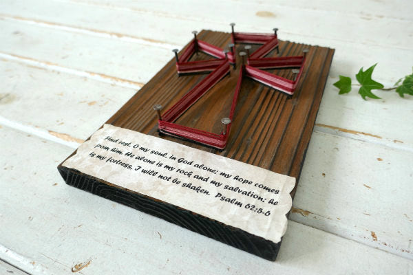 ストリングスアート ウォールデコ 木製 ヴィンテージ 十字架 クロス キリスト 聖品 聖書の言葉