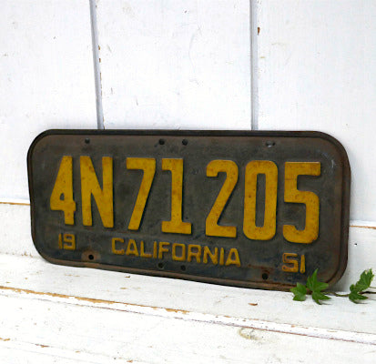 1951年 4N 71205 CALIFORNIA ブラックトーン×イエロー  カリフォルニア  ヴィンテージ・ナンバープレート アメ車 カスタム