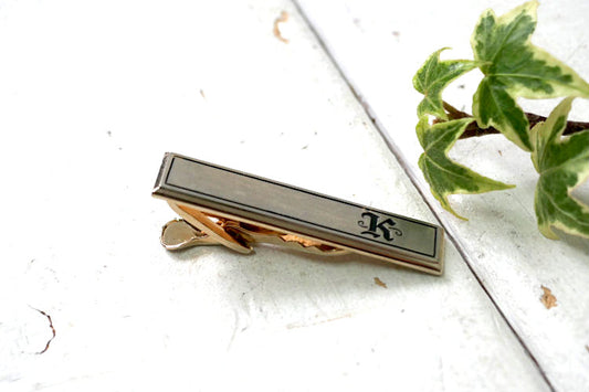 ゴールドトーン K イニシャル モチーフ HICKOK USA ヴィンテージ・タイピン・タイバー 小物 アクセサリー