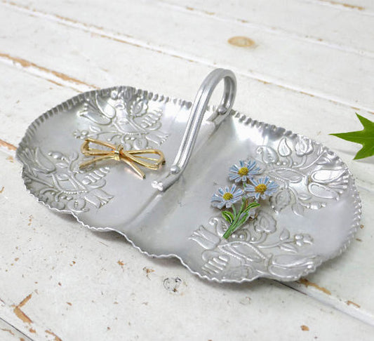 ハンマードフィニッシュ フラワー&リーフ柄 アルミ製 仕切り付き 50's ヴィンテージ トレイ 小物入れ エレガント